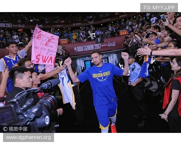 英超球迷击掌绕场一周热情高涨 现场气氛爆棚令人震撼