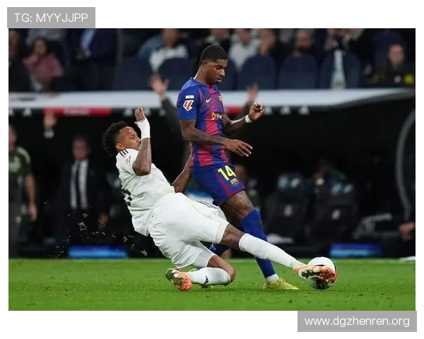 西甲赛后冲突升温 球员推搡局势失控事态严重