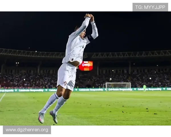 C罗伤退离场时伊斯科上前致意老队友情深瞬间感动全场球迷们 C罗伤退离场时伊斯科上前致意老队友情深瞬间感动全场球迷们